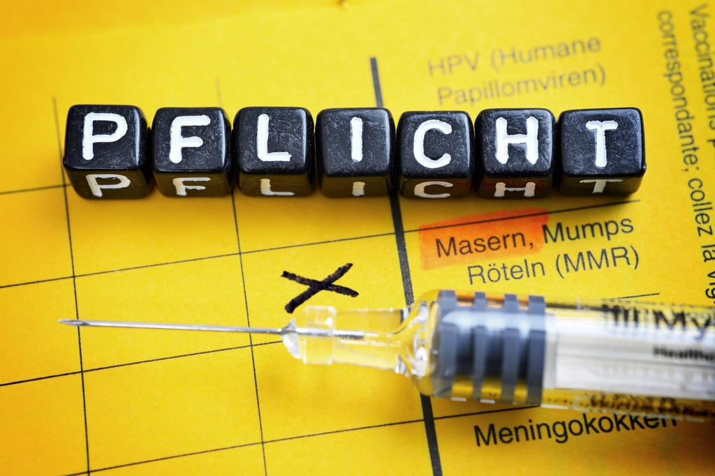 Kinder und Jugendliche, die eine Schule oder Kita besuchen, müssen gegen Masern geimpft sein. Was passiert, wenn sie es nicht sind?