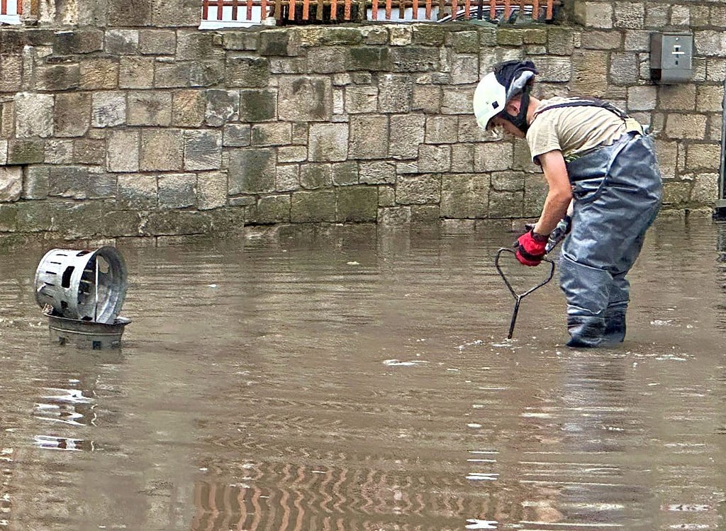 Die Kameraden der Hecklinger Wehr sorgten im unteren Teil des Ortes wie im Birkenweg dafür, dass das Wasser abfließt.