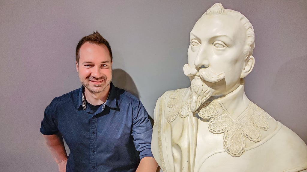 Haben sich schon bekannt gemacht: Der neue Museumsmitarbeiter in Lützen, Colin Schneider, und Schwedenkönig Gustav II. Adolf.