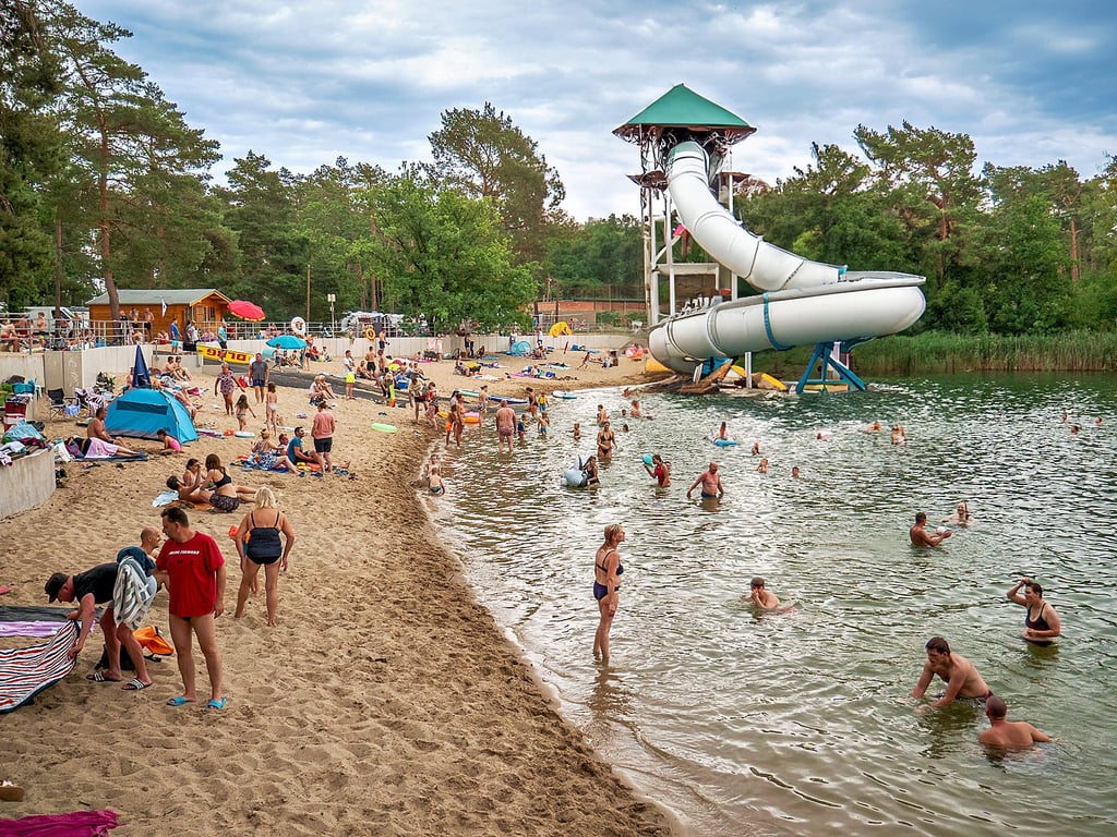 Nein, das ist kein echtes Foto. So oder so ähnlich könnte jedoch eine Wasserrutsche am Plattensee aussehen. In das Original-Foto wurde mittels einer KI eine Wasserrutsche hinzugefügt.