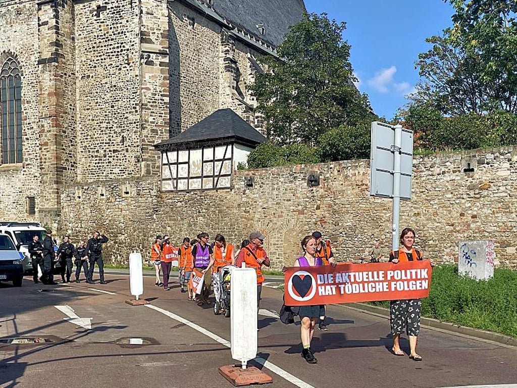 Aktivisten der „Letzten Generation“ ziehen bewusst langsam zum Glauchaer Platz.