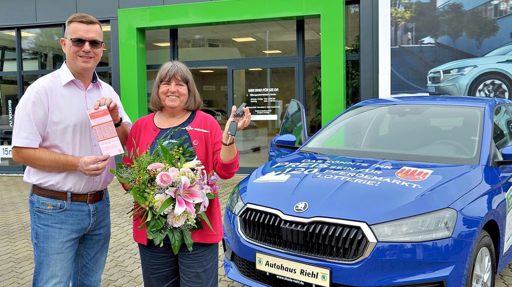 Glücklich hält Petra Schneppel den Autoschlüssel für den Skoda Fabia in Händen, dem Hauptpreis der 120. Zerbster Pferdemarktlotterie.