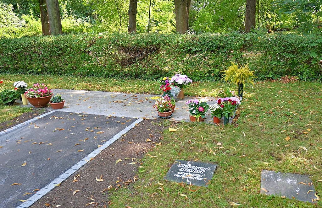 Die halbanonyme Grabstätte auf dem Friedhof Kroppenstedt. Blumen und Grabschalen müssen auf der gesonderten Fläche abgestellt werden.