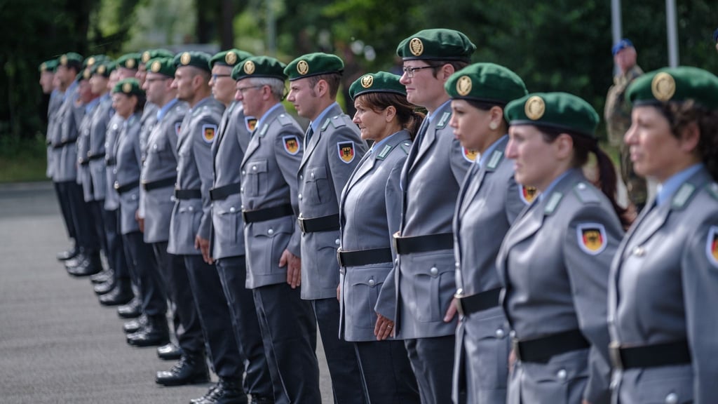 Soldaten der Reserve stehen bei ihrer Gelöbnisfeier für freiwillige Rekruten und Rekrutinnen ohne Bundeswehrerfahrung.