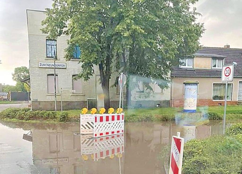 In Neundorf war die Durchfahrtsstraße Alte Güstener Straße komplett überflutet.