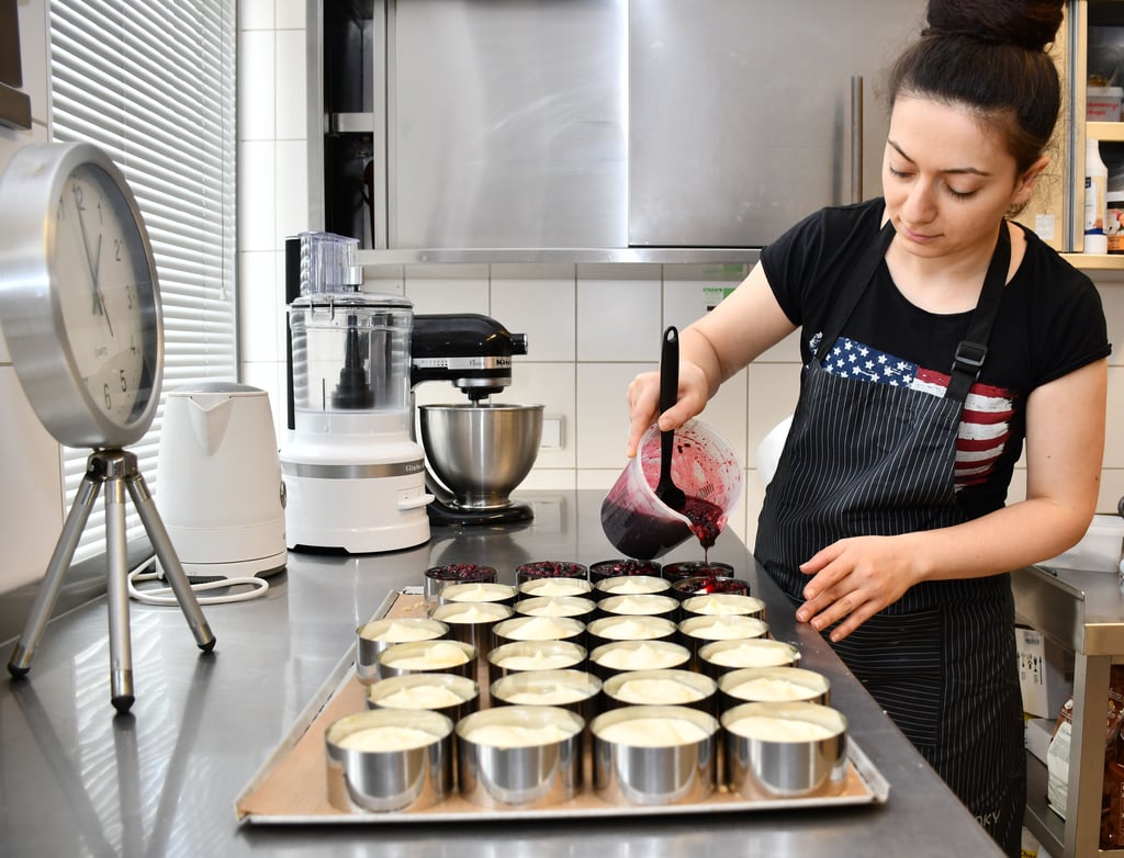 Konditorin Rima Hovhannisyan bereitet alles für die Eröffnung des neuen Café Piano in Magdeburg vor.