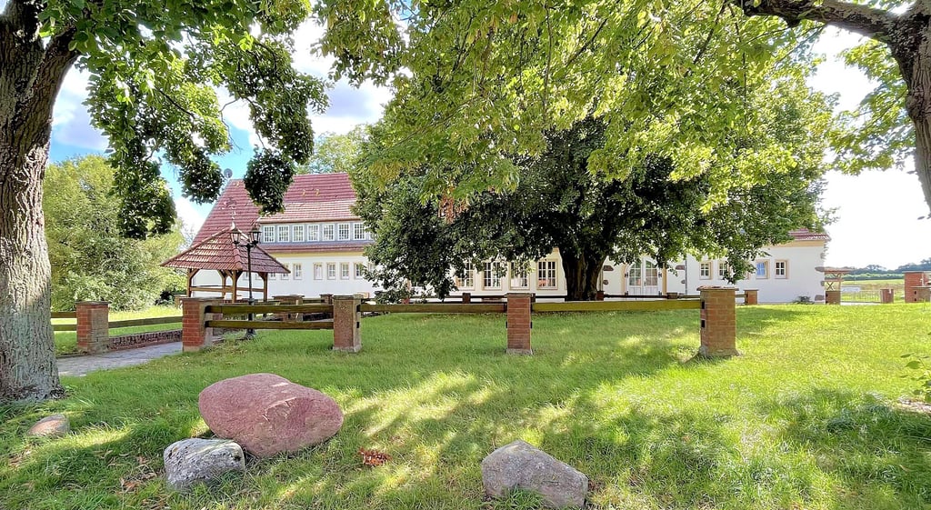 Eines von vielen weiteren Gebäuden auf dem Areal des früheren Gutshofes von Billberge bei Tangermünde. In diesem entstehen aktuell Ferienwohnungen und ein großer Saal für Feiern und Tagungen.