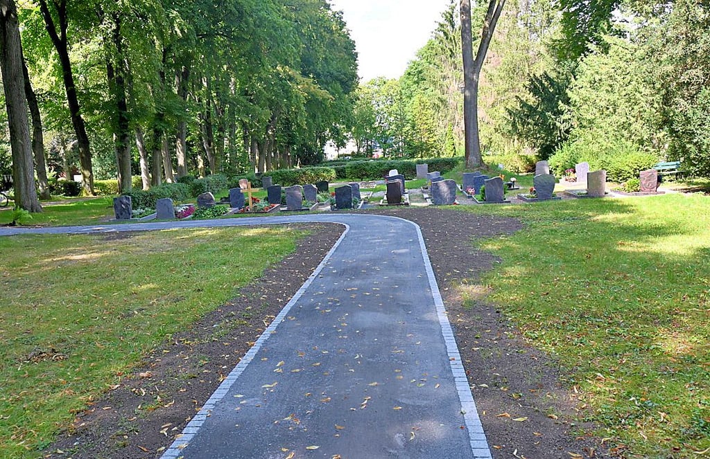 Der Weg zum halbanonymen Gräberfeld wurde neu geschaffen und ist gerade erst fertig geworden.