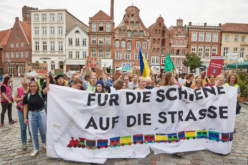Teilnehmer eines Protestzugs der Klimabewegung Fridays for Future.