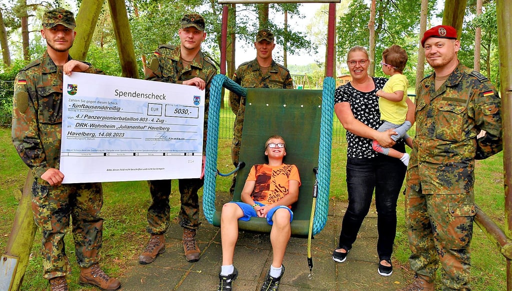 Zugführer Sebastian und die ehemaligen Rekruten Julian, Ricardo und Nikolaus vom Panzerpionierbataillon 803 Havelberg übergaben der Leiterin des Julianenhofes Andrea Albrecht die 5030 Euro. Marc freut sich schon auf das neue Spielgerät.