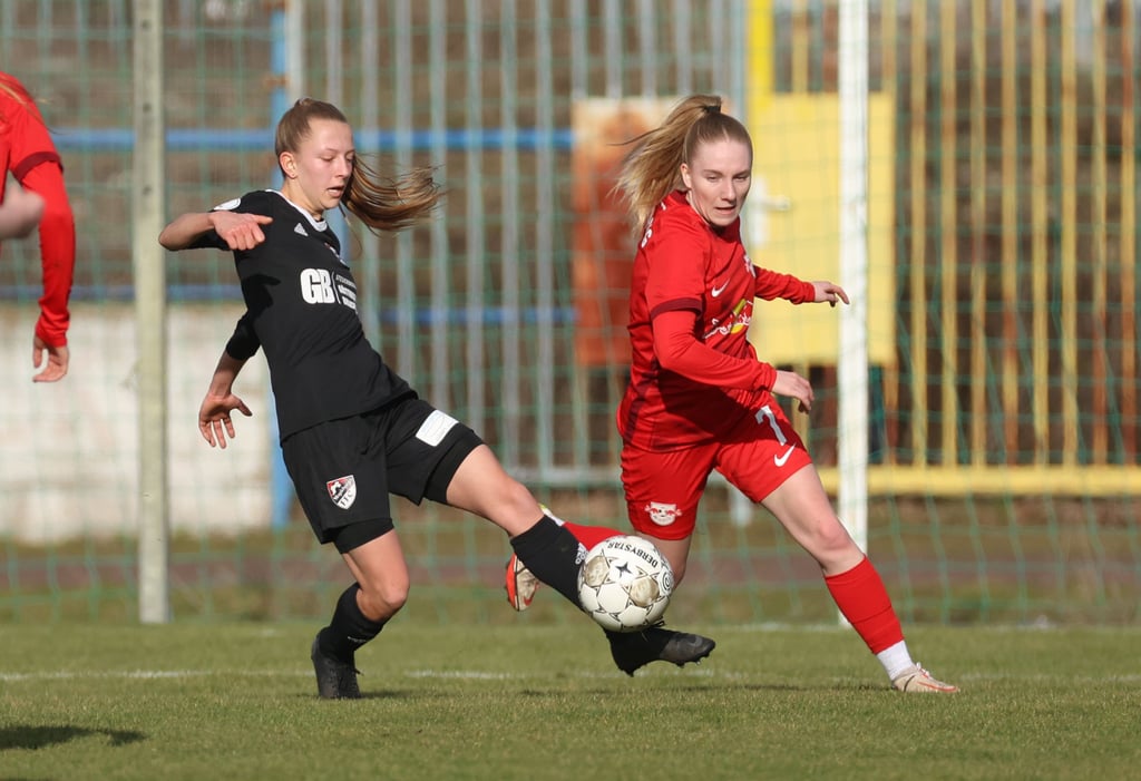 Defensivspielerin Celine Temp – hier links im Duell mit Larissa Schreiber von RB Leipzig – ist nach Verletzung wieder fit.