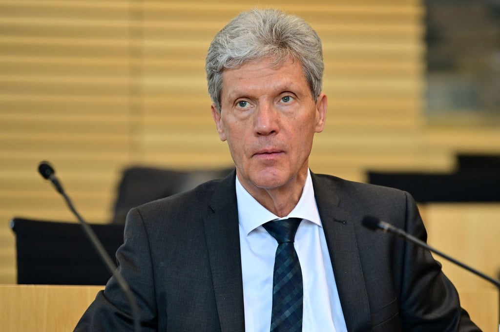 Thüringens Bildungsminister Helmut Holter (Die Linke) im Plenarsaal des Thüringer Landtags.