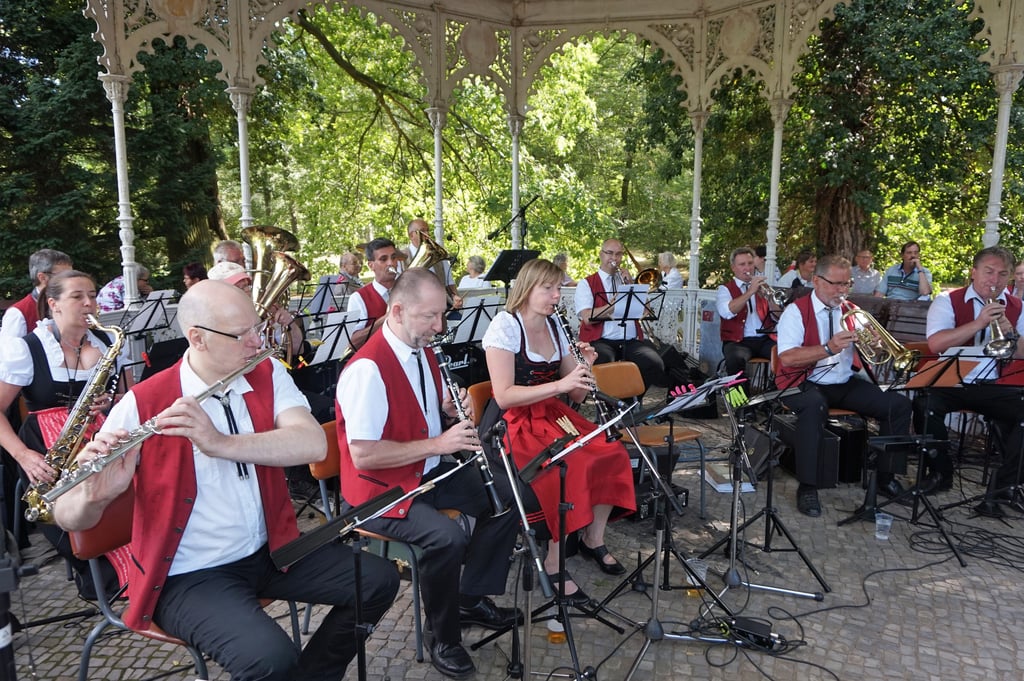 Die Stendaler Rolandmusikanten, hier bei ihrem Auftritt im Jahr 2020, erfreuen ihr Publikum mit schwungvollen Melodien. Bis 2015 spielten die inzwischen aufgelösten „Tangermusikanten“ im Pavillon