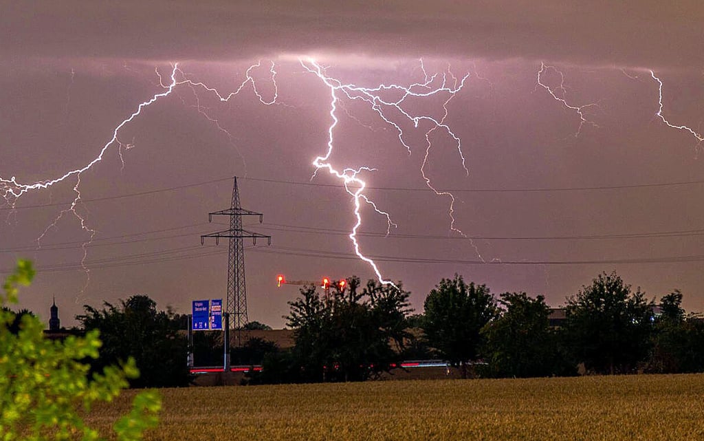 Unwetter sorgen derzeit in ganz Deutschland für Störungen im Hochspannungsnetz. Am frühen Mittwochmorgen waren Naumburg und Umgebung betroffen.