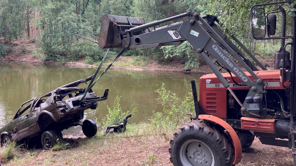 Die Magnetfischer benötigten Hilfe. Am Ende zieht Sven Pfeiffer das Wrack mit seinem Traktor aus dem Teich.