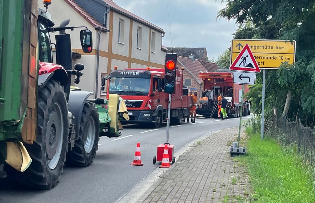 Per Ampelregelung wurde am Mittwochnachmittag der Verkehr aus Richtung Stendal und Tangerhütte gesteuert, um einseitig den neuen Straßenbelag aufbringen zu können.