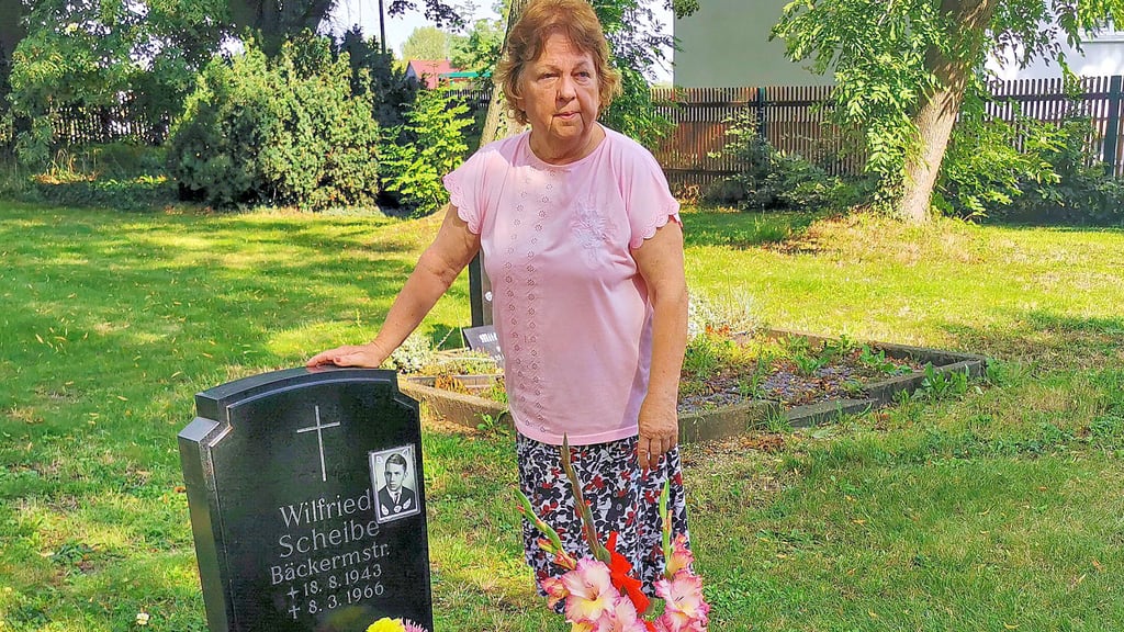 Stefanie Scholle am Grabstein ihres Bruders. Er ist auf dem Friedhof in Profen begraben.