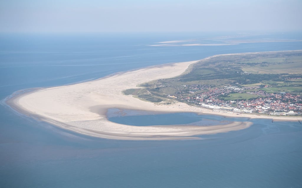 Blick aus der Luft auf die ostfriesische Insel Borkum in der Nordsee.