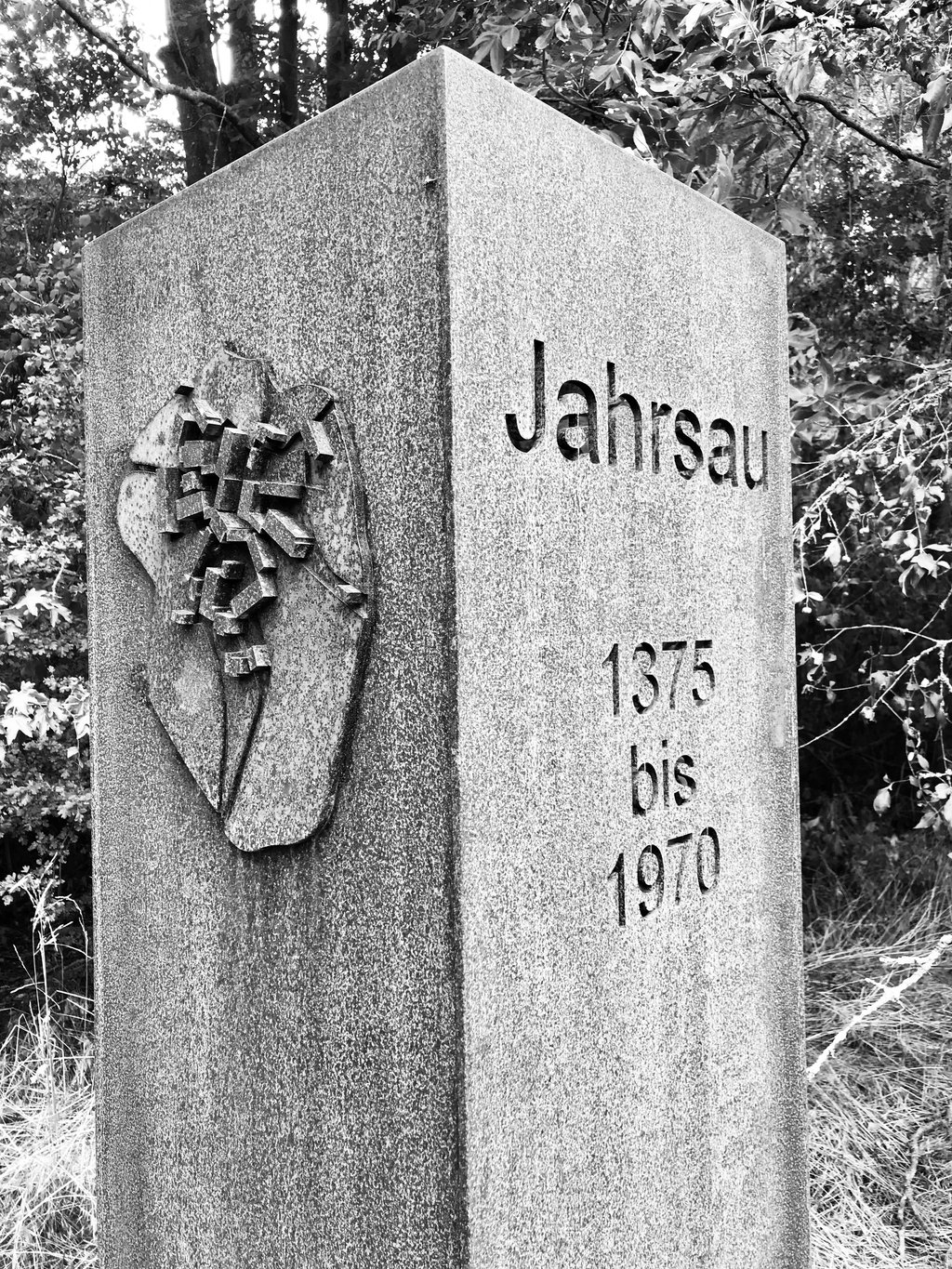 Dieses Mahnmal am ehemaligen Ortseingang erinnert an Jahrsau und sein Schicksal.