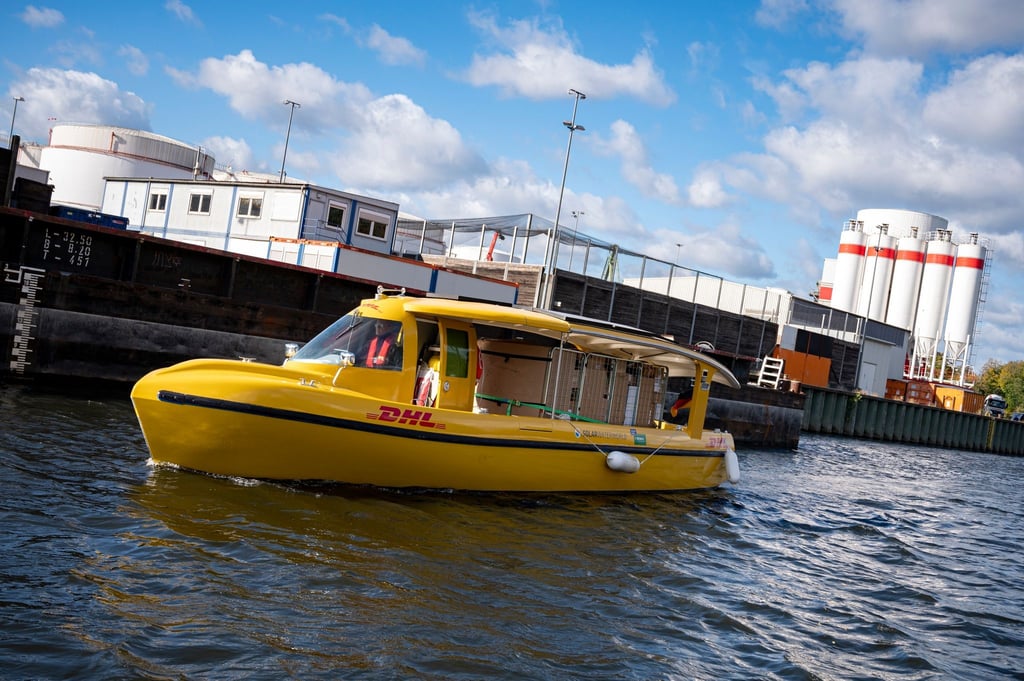 Ein Solarschiff der DHL der Deutschen Post fährt in den Westhafen Berlin. Der Logistikkonzern will die Postlieferung per Schiff ausbauen.