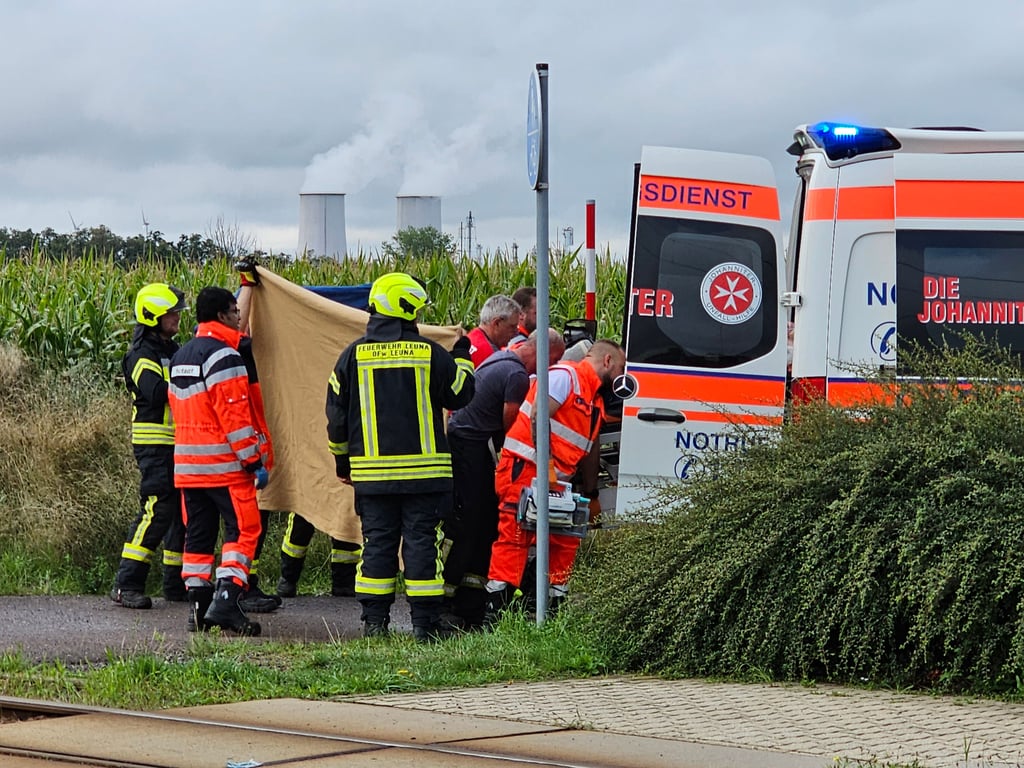 Rettungskräfte bringen den Mann zum RTW.