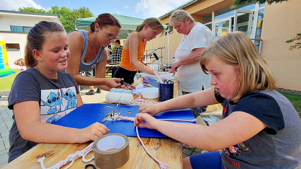 Bei der neuen Jugendclub-Chefin Anke Fischer fertigen Sophie und Leni Schlüsselanhänger in Makramee-Technik.