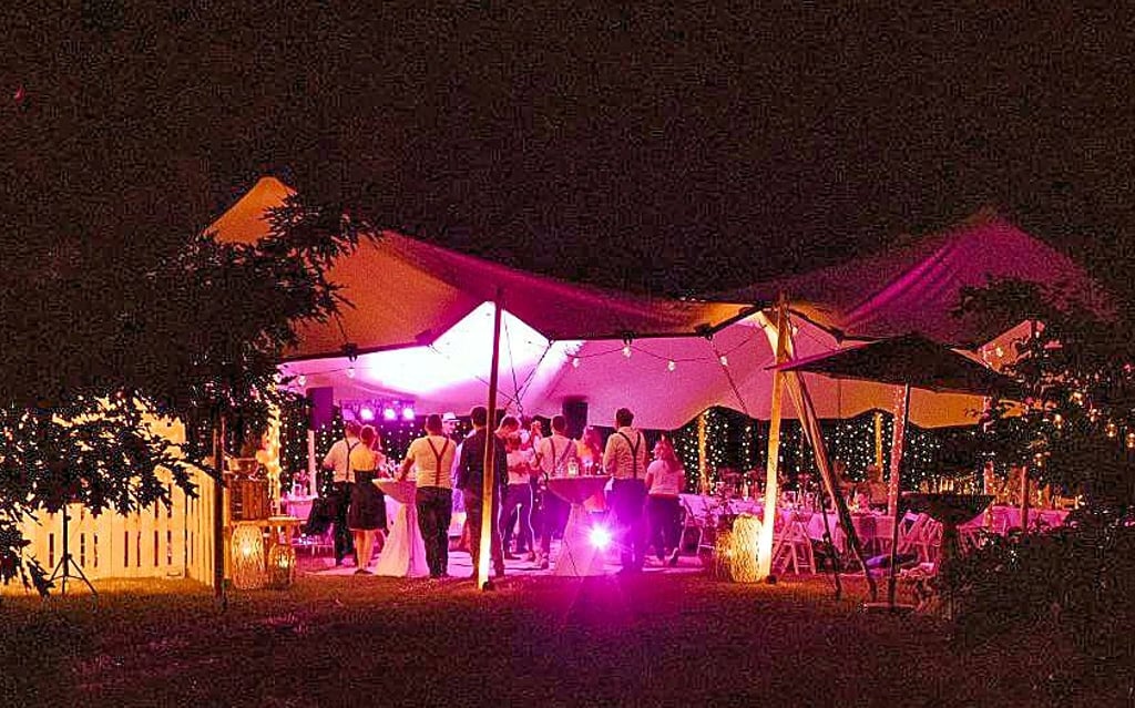 Stretchtent bei Nacht lädt zu stimmungsvollen Feiern ein.