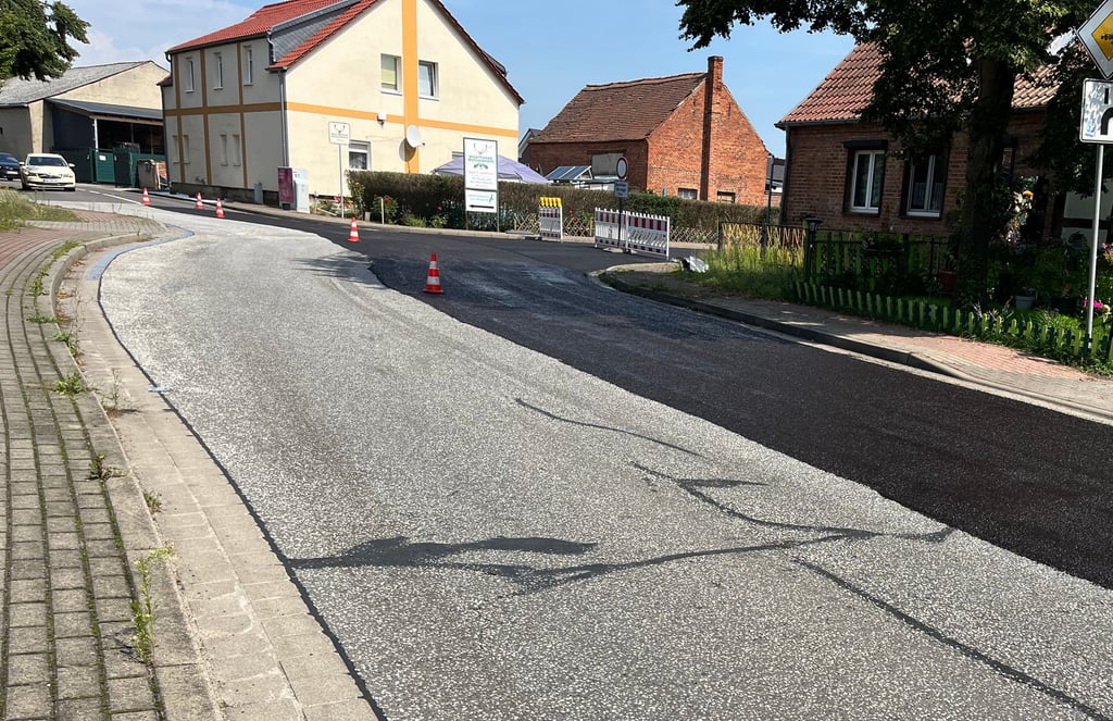Risse wie die auf der linken (noch nicht neu überzogenen) Fahrbahnseite waren in der Vergangenheit bereits vergossen worden. Mit der neuen Deckschicht sollen sie künftig keine Probleme mehr machen.