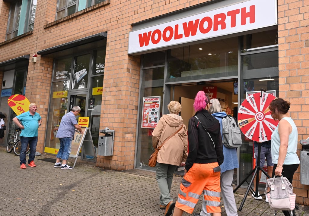 Seit Donnerstag kann in dem Woolworth-Markt in Magdeburg-Neustadt wieder geshoppt werden. Ein Grasmilbenbefall im Geschäft hatte zuvor eine zweimonatige Schließung zur Folge.