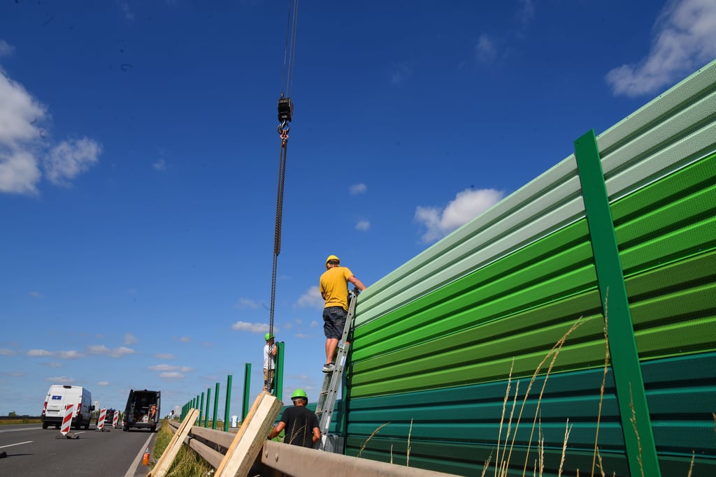 Die Lärmschutzwand besteht aus Aluminiumblechen mit innen liegendem Schalldämmstoff. Sie ist 165 Meter lang und 2,5 Meter hoch.