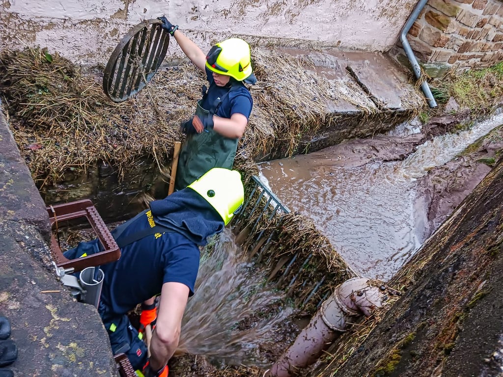 Feuerwehrleute sind Donnerstagabend in Hassel im Einsatz.
