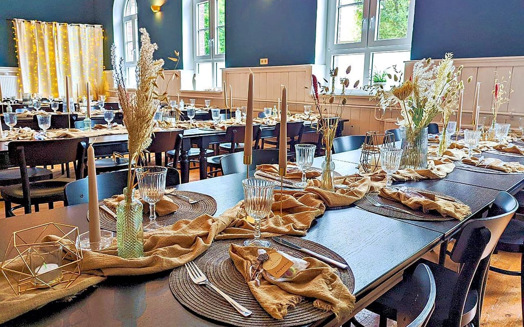 Der Saal im Gasthof „Unter Freunden“ ist für eine Hochzeit eingedeckt.