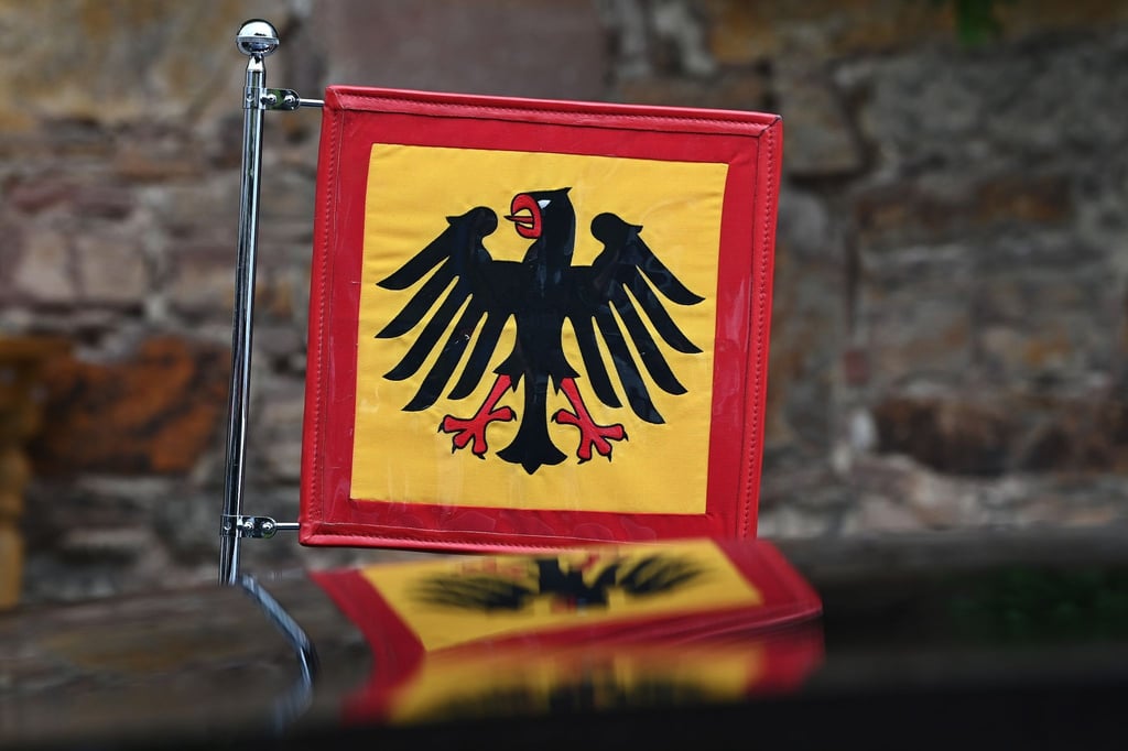 Die Standarte des Bundespräsidenten ist an einer Limousine zu sehen.