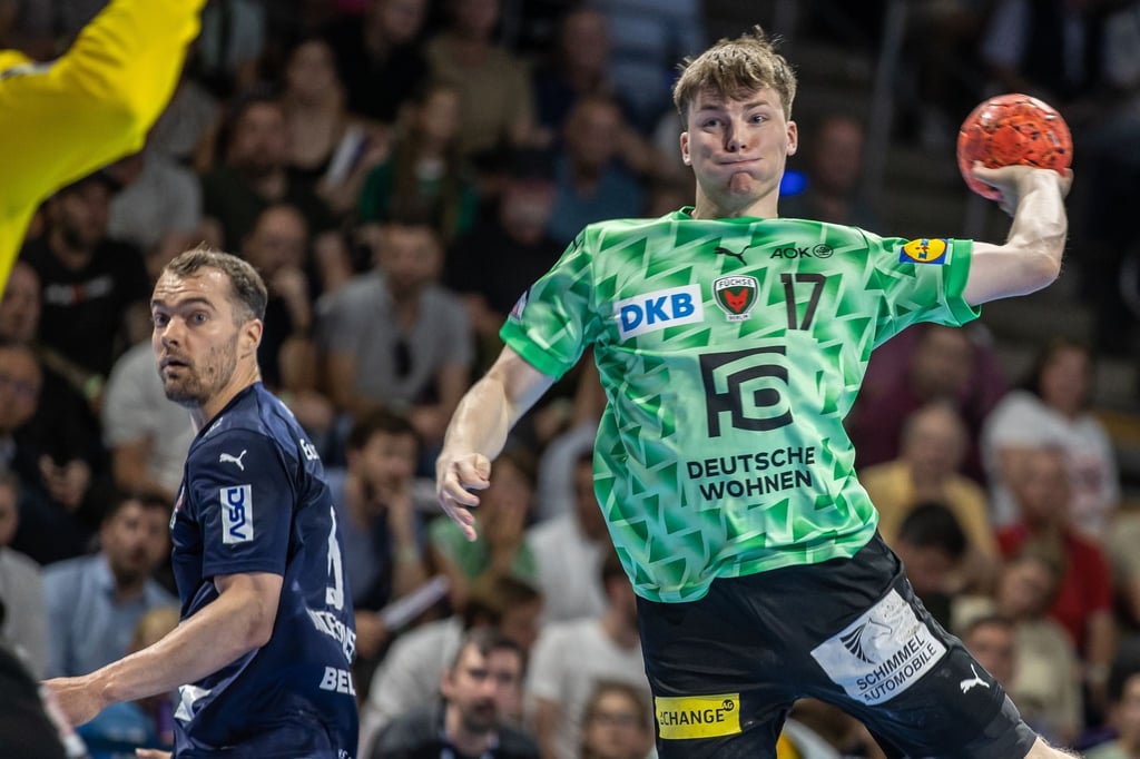 Berlins Nils Lichtlein wirft den Ball auf das Tor.