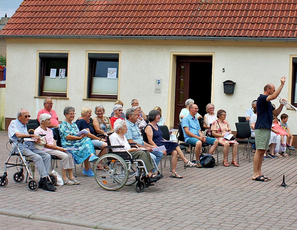 Viele Eggersdorfer Anwohner folgten den Musikklängen, die sie am späten Nachmittag vernommen haben.