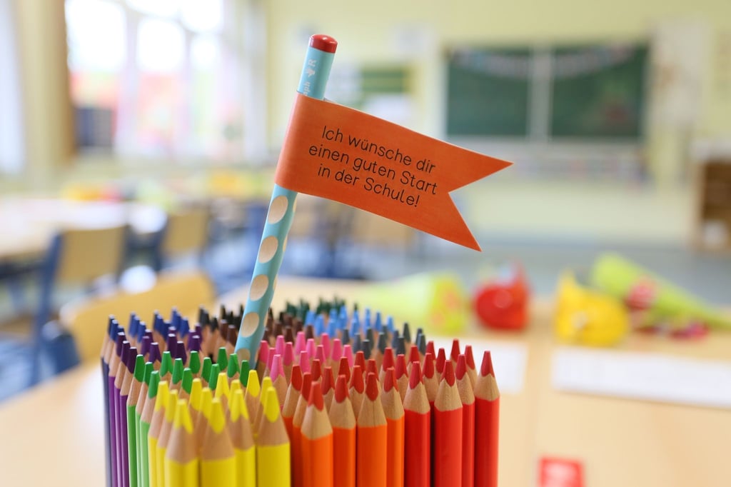 Ein Farbstift mit der Aufschrift „Ich wünsche dir einen guten Start in der Schule“.