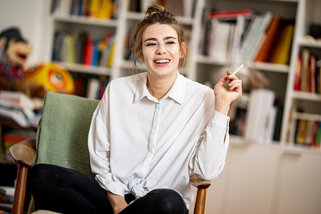 Ronja von Rönne, Autorin, sitzt für ein Dpa-Interview in ihrer Wohnung.