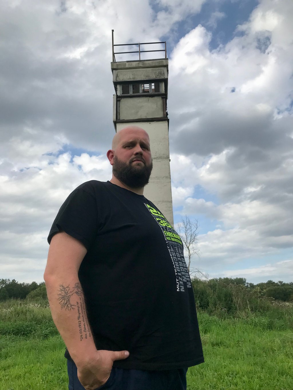 Stephan Woltmann vor seinem Grenztum bei Jeebel am Grünen Band.