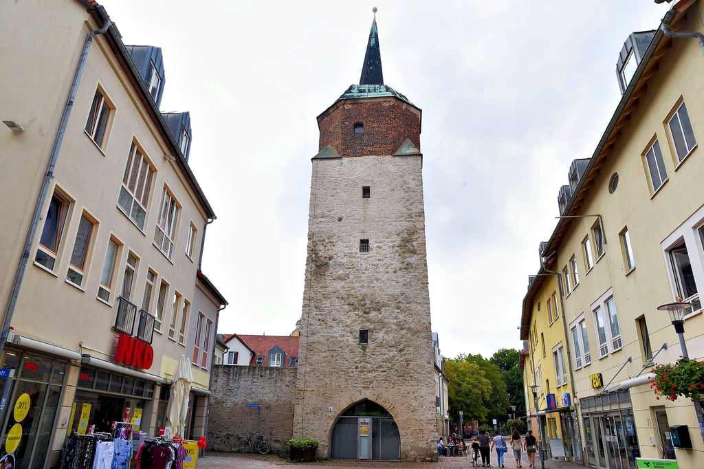 Auf Fotos ist der Hallesche Turm ab sofort ohne Gesicht zu sehen. Das Plakatbanner wurde abgenommen. Ein neues anzubringen, ist nicht geplant.