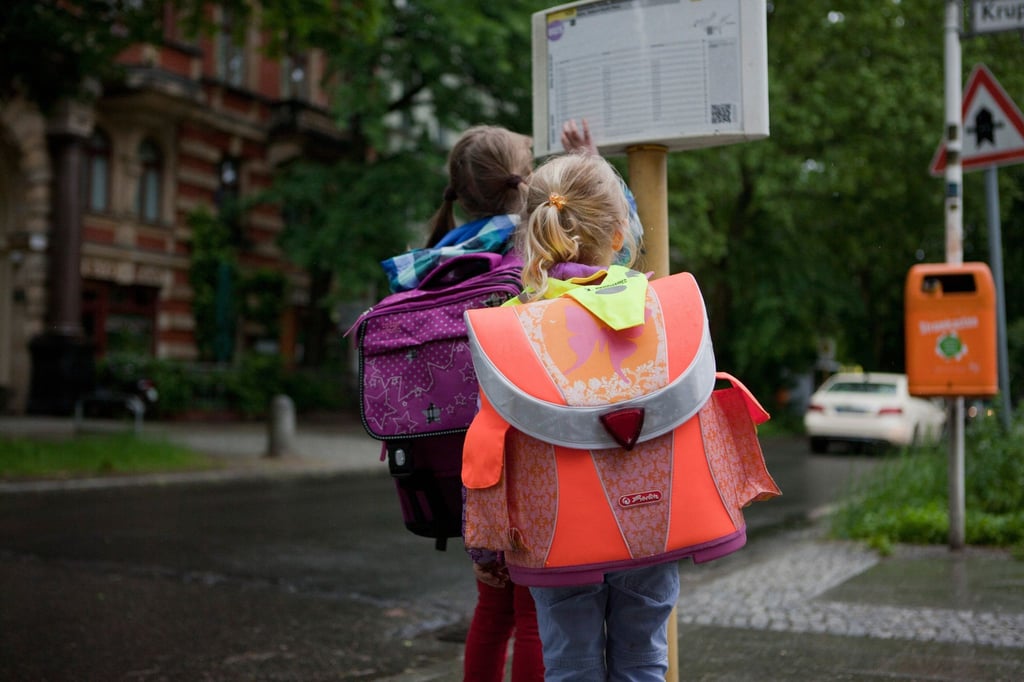Schulkinder an der Bushaltestelle: Nicht immer lesen sie so ruhig den Fahrplan. Vor allem, wenn getobt wird, sollten Autofahrer Vorsicht walten lassen.