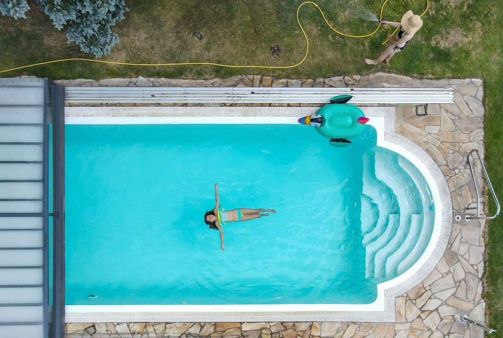 So schön ist der Sommer. Aber Gartenpools stehen in der Kritik, denn sie benötigen viel Wasser.