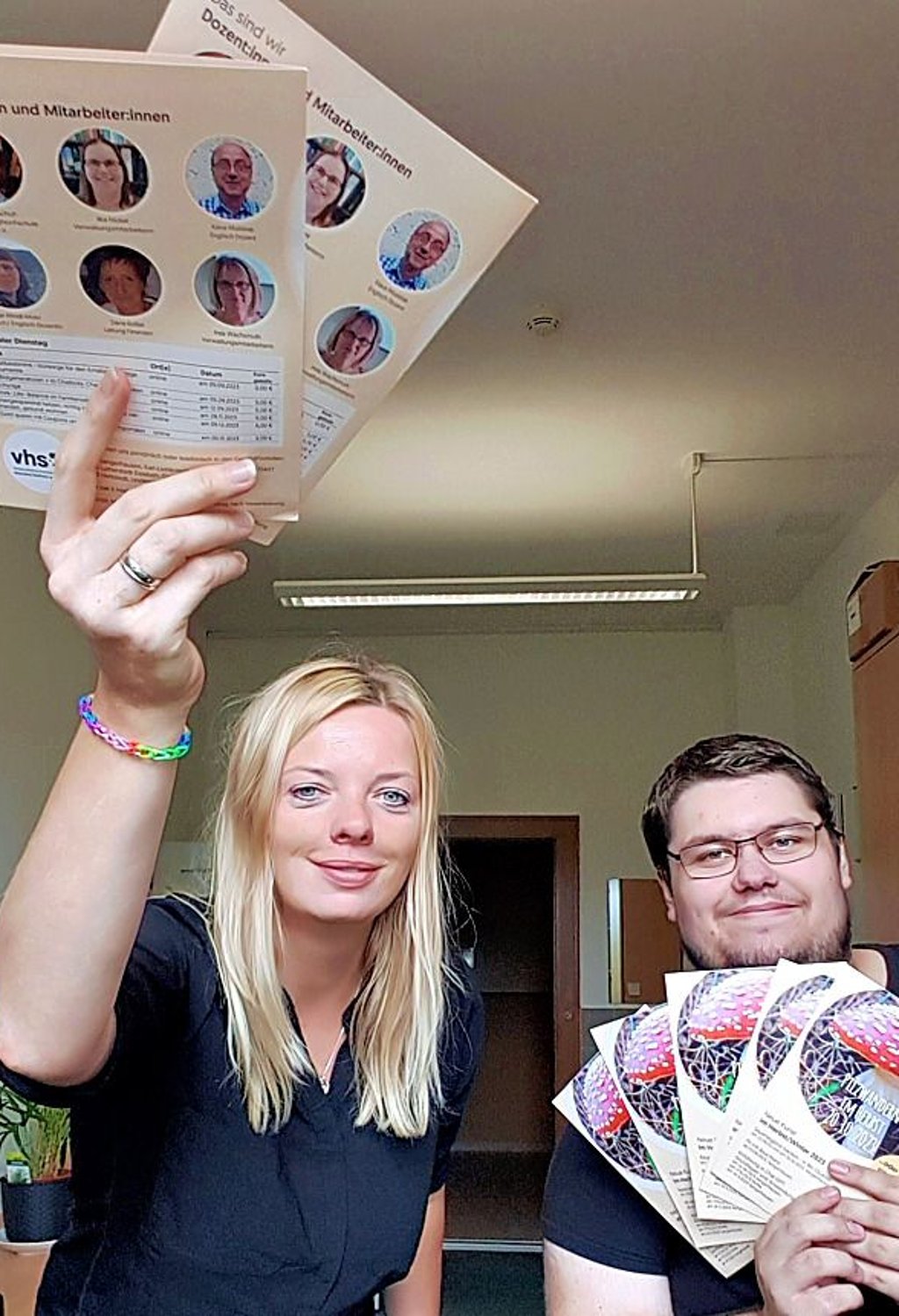 Kristin Simson von der Büroleitung der KVHS und Auzbi Marcel Stelter zeigen Infomaterial.