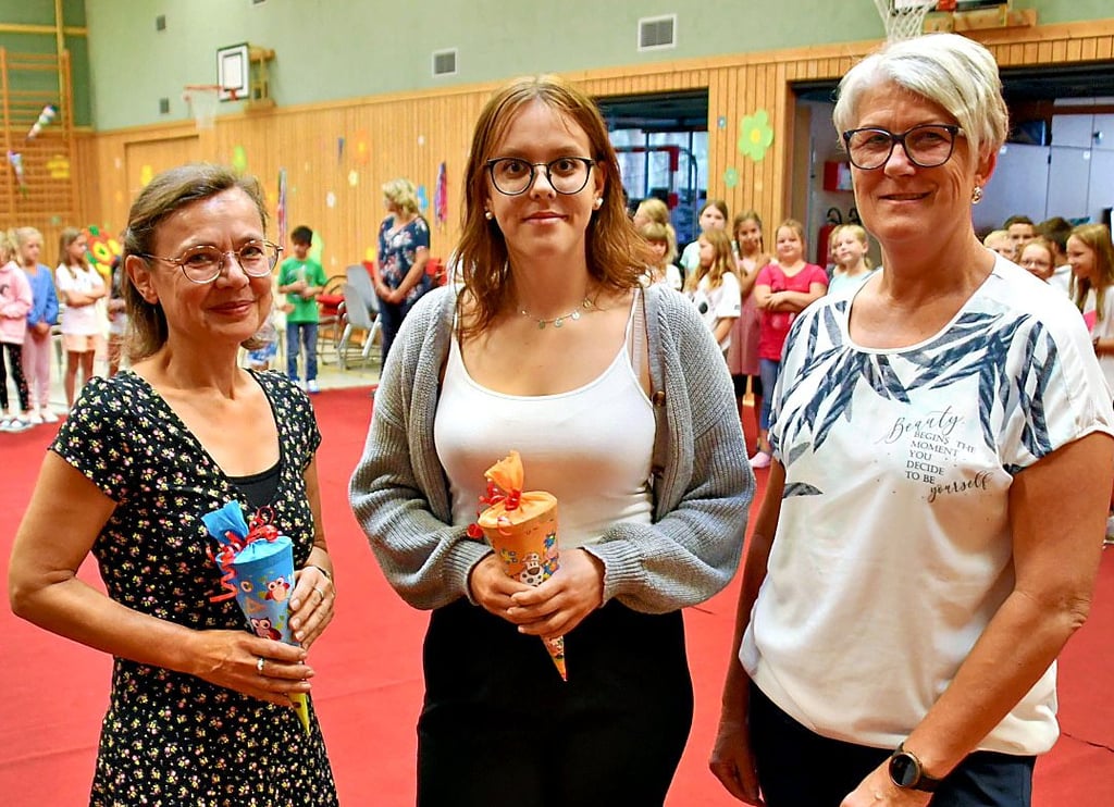 Leiterin Kerstin Gebhardt (rechts) begrüßt die Pädagogische Mitarbeiterin Angelika Landsmann (links) und FSJlerin Tessa Lemme zum Schuljahresbeginn in der Grundschule Schönhausen.