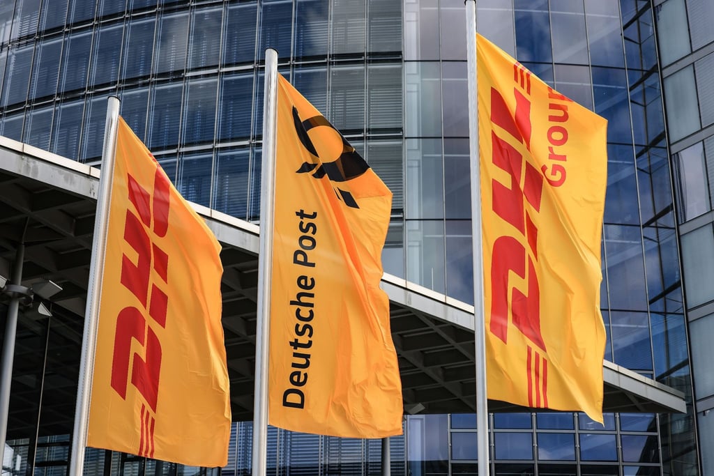 Fahnen wehen vor der Zentrale der DHL Group - Deutsche Post.