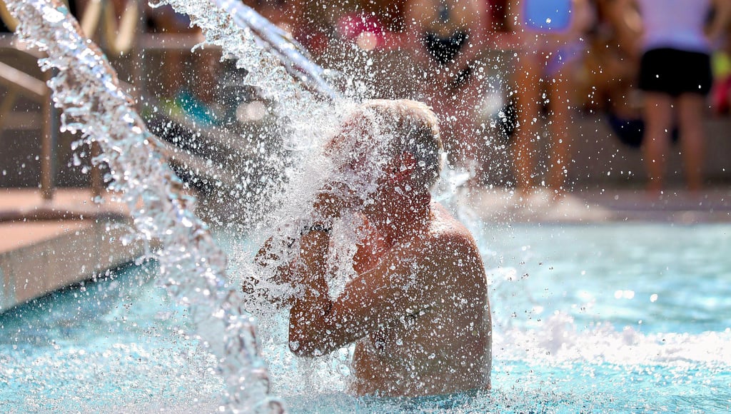 Das Freibad: An heißen Sommertagen ist es der ideale Ort zum Erfrischen, Spaß haben und Entspannen.