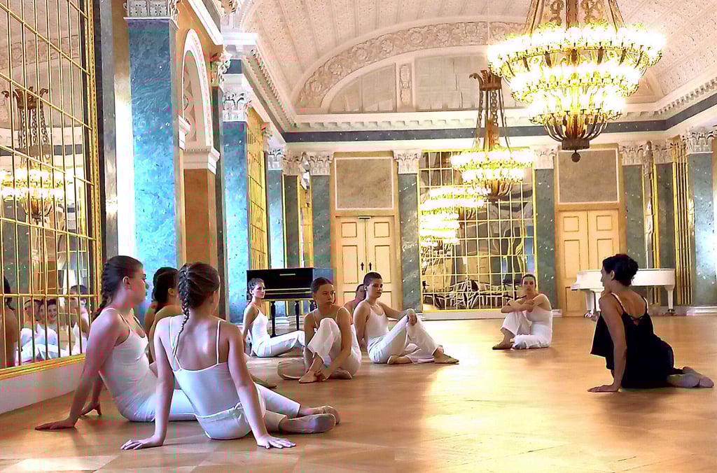 Tänzerinnen vom Köthener Ludwigsgymnasium und aus Dessau machten den Spiegelsaal im Köthener Schloss zu ihrer Bühne.