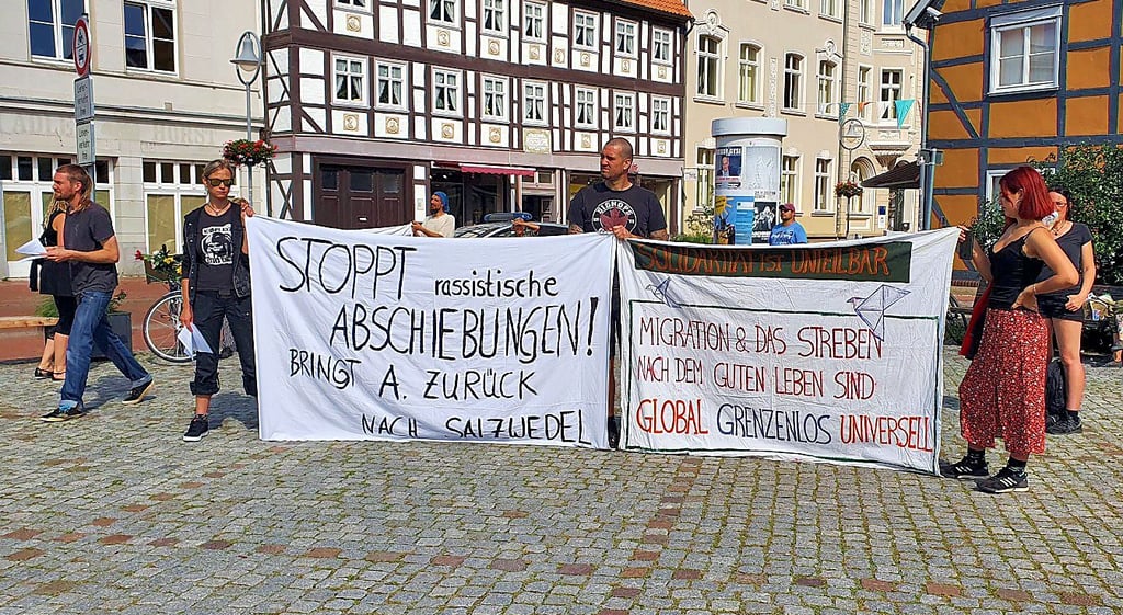 Die Demonstranten übten harsche Kritik an den Methoden des Altmarkkreises bei Abschiebungen.