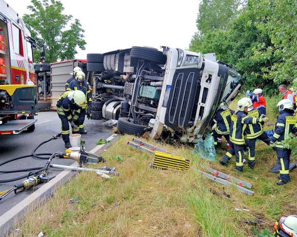 Um etwa auch bei Verkehrsunfällen mit Lkw, wie hier im Juli 2021, zu helfen, braucht die Feuerwehr auch entsprechende Ausrüstung.