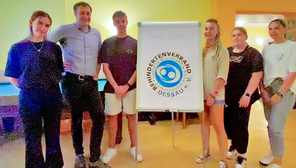 Tobias Nahlik mit den fünf neuen Azubis. Bei einer Begrüßungsveranstaltung konnten sich die zukünftigen Kollegen kennenlernen.