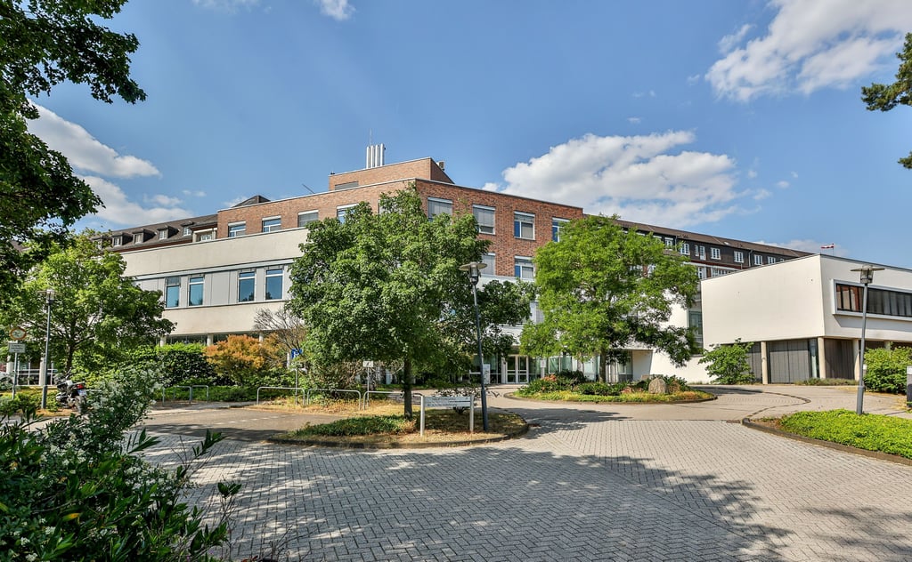 Außenansicht der Lungenklinik in Lostau. Die Einrichtung der Pfeifferschen Stiftung ist zum Lehrkrankenhaus der Magdeburger Universität ernannt worden.